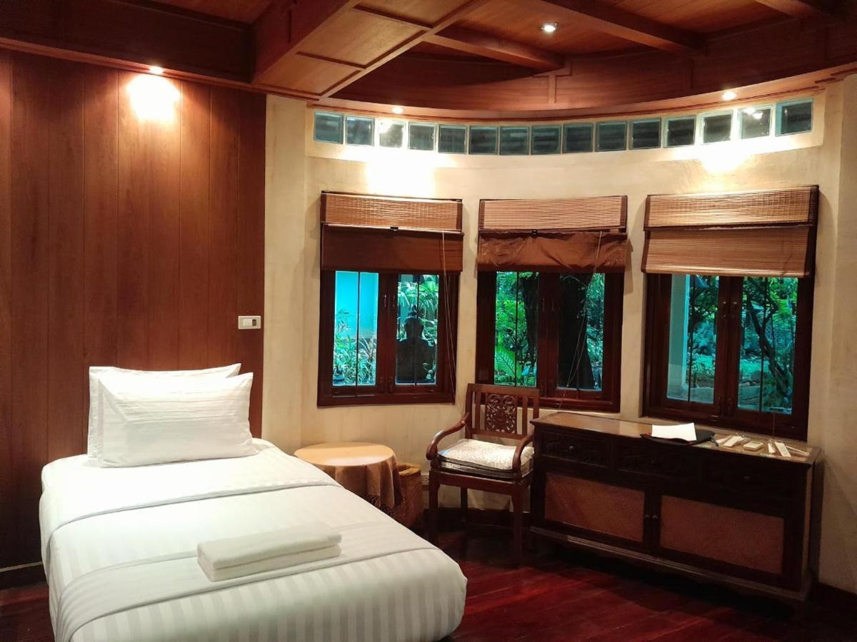 Avara Signature House Hotel Chiang Mai Bagian luar foto